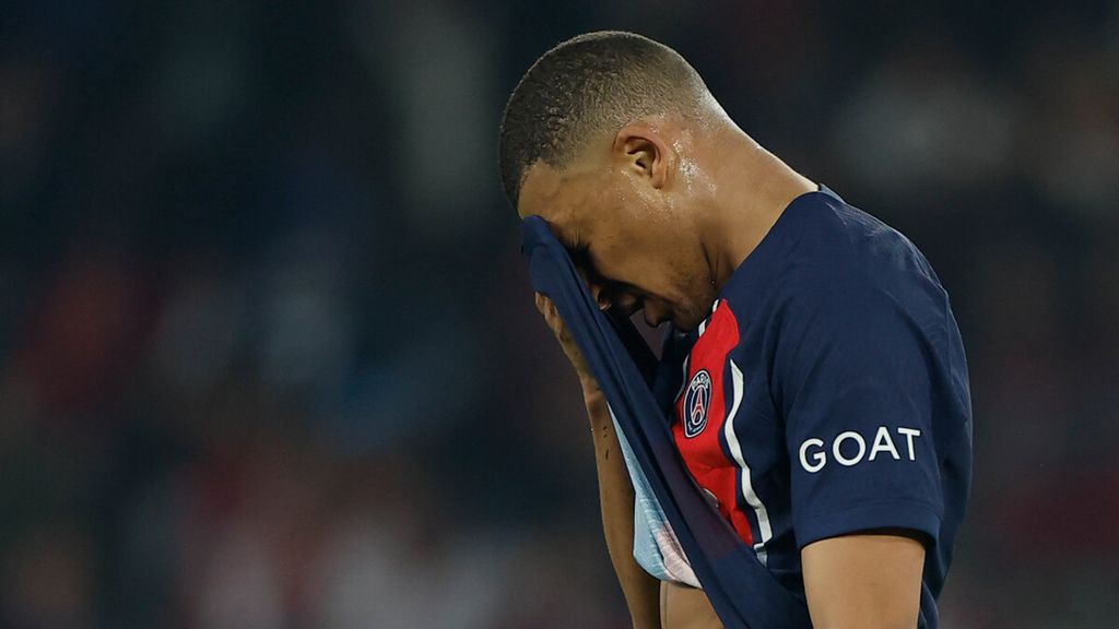 Reaksi striker Paris Saint-Germain, Kylian Mbappe, saat kalah 0-1 dari Borussia Dortmund pada laga kedua semifinal Liga Champions di Stadion Parc des Princes, Paris, Perancis, Rabu (8/5/2024). PSG gagal ke final setelah kalah agregat 0-2.