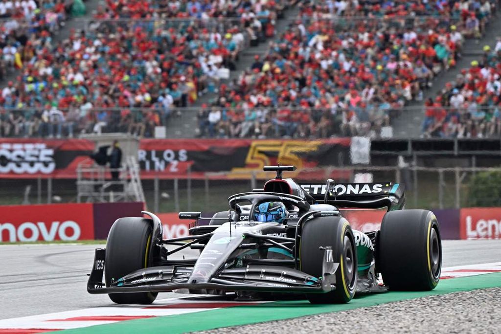 Pebalap Mercedes, George Russell, memacu mobilnya pada balapan Formula 1 seri Spanyol di Sirkuit Catalunya, Minggu (4/6/2023) malam. Russell finis ketiga.