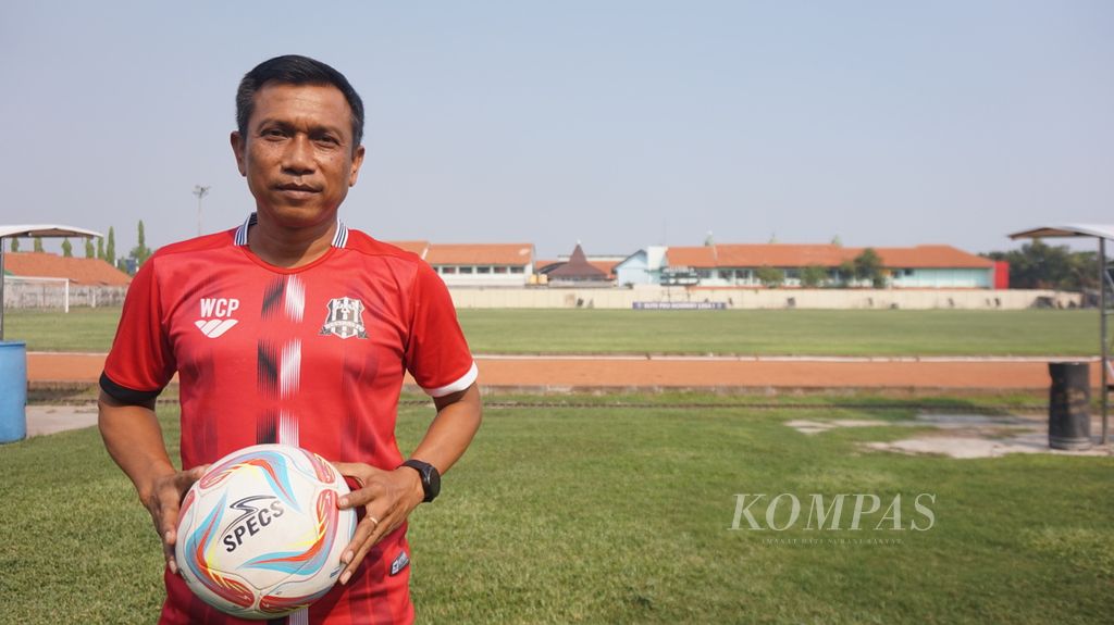 Widodo Cahyono Putro, pelatih Deltras FC, saat ditemui di sela latihan tim di Stadion Jenggolo, Sidoarjo, Jawa Timur, Kamis (21/12/2023).