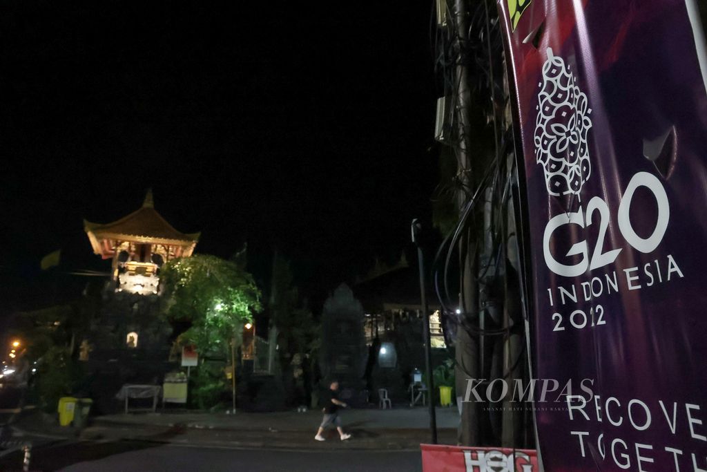 Poster KTT G20 dipasang di sebuah perempatan jalan di kawasan Nusa Dua, Bali, Selasa (5/7/2022). KTT G20 akan berlangsung pada 15-16 November 2022.