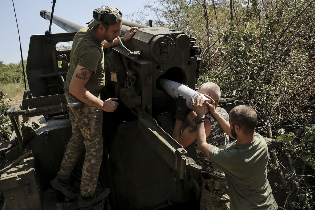 Pasukan Ukraina di Donetsk menyiapkan serangan ke pasukan Rusia pada Selasa (20/8/2024). 