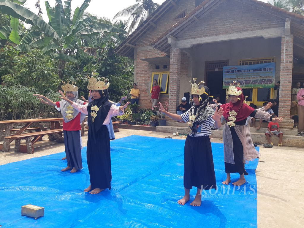 Anak-anak menari di halaman Rumah Baca Jalosi Sanak Negeri yang berada di Kabupaten Tanggamus, Lampung, Minggu (17/9/2023).
