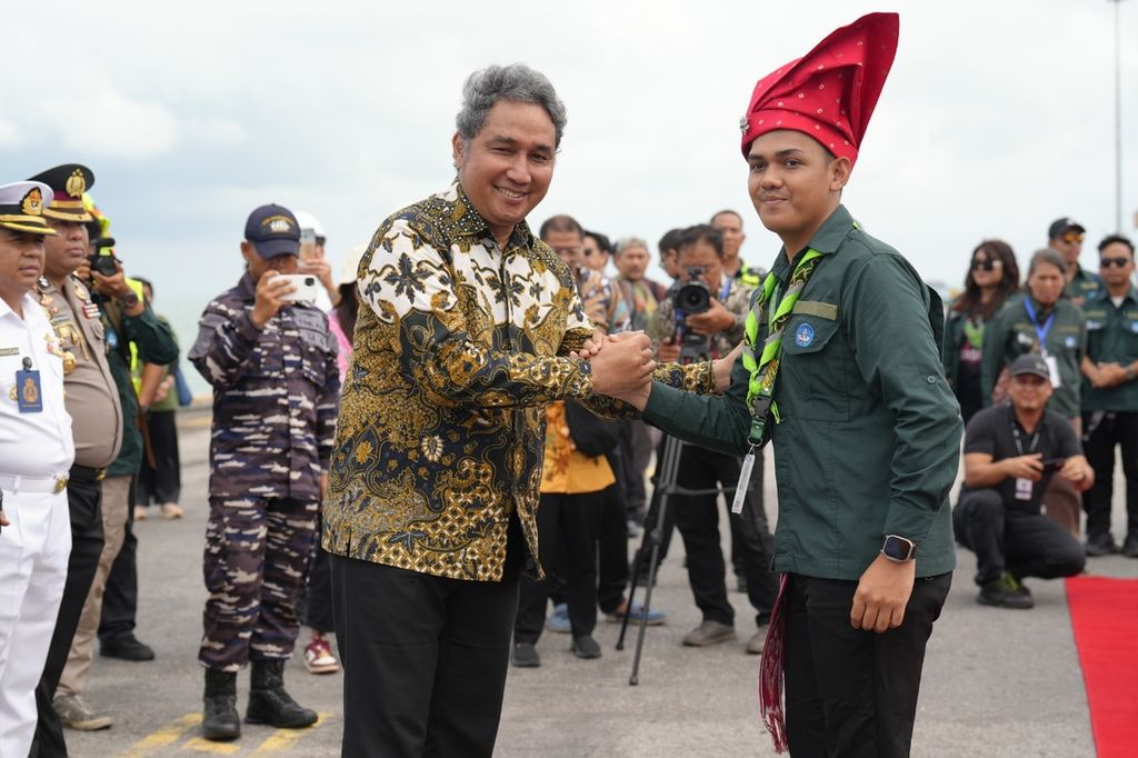 Direktur Jenderal Kebudayaan Kementerian Pendidikan, Kebudayaan, Riset, dan Teknologi (Kemendikbudristek) Hilmar Farid saat menyambut laskar rempah yang baru tiba dari Sabang dengan KRI Dewaruci di Kota Melaka, Malaysia, Minggu (30/6/2024).