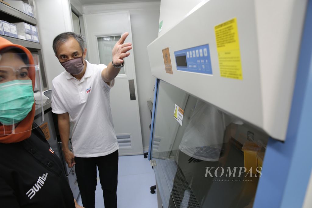 Laboratorium bergerak <i>biosafety</i> level 2 yang diparkir di halaman Dinas Kesehatan Kota Tangerang Selatan, Banten, Minggu (30/8/2020). 