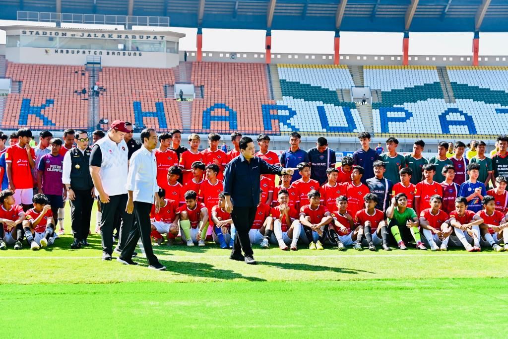 President Joko Widodo expressed his appreciation for the selection process of the Indonesia U-17 Football Team, which was held at Si Jalak Harupat Stadium in Bandung Regency, West Java Province on Wednesday, July 12, 2023. According to the President, the selection process provides an opportunity for young children throughout the country to participate in the U-17 World Cup.