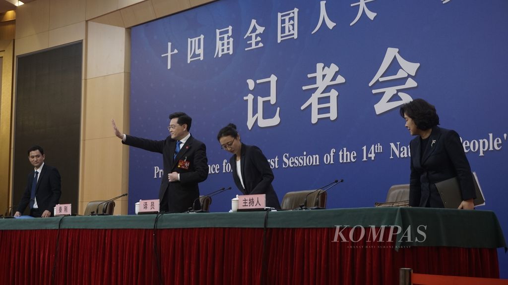 Menteri Luar Negeri China yang baru, Qin Gang (melambaikan tangan), memberikan konferensi pers pertamanya sebagai menlu di Beijing, China, 7 Maret 2023. 
