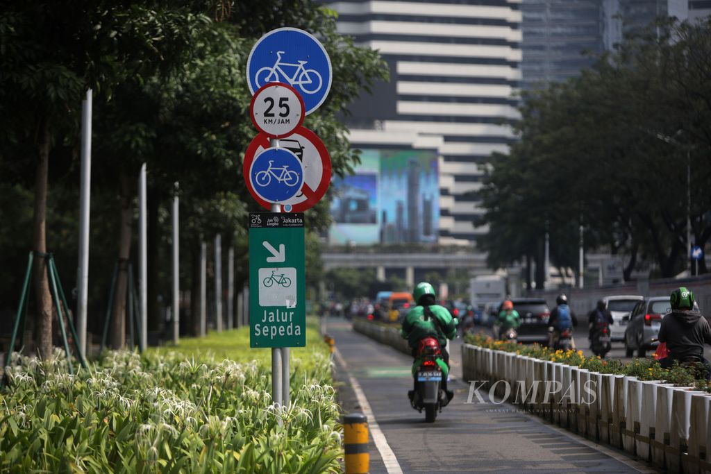 Rambu lajur khusus sepeda terpasang di Jalan Jenderal Sudirman, Jakarta, Rabu (21/9/2022). Pemerintah Provinsi DKI Jakarta berencana menambah lajur sepeda pada 2022 ini sepanjang 196,45 kilometer. Lajur sepeda tersebut tersebar di 26 ruas jalan. Lajur sepeda yang dibangun terdiri dari lajur terproteksi atau dibatasi dengan <i>stick cone</i> sepanjang 40,06 km. Kemudian, lajur berbagi ditandai dengan marka atau paku jalan (<i>share</i>) sepanjang 154,73 km, serta lajur sepeda di trotoar sepanjang 1,67 km. 