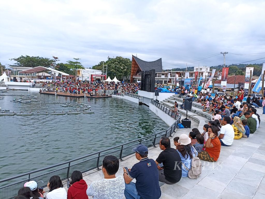 Masyarakat menikmati pemandangan di Waterfront City Pangururan di Kabupaten Samosir, Sumatera Utara, Kamis (23/11/2023). Waterfront City Pangururan menjadikan Danau Toba sebagai wajah kota.