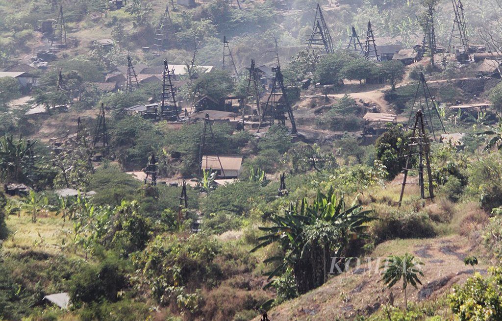 Kawasan  pengeboran minyak secara tradisional di Wonocolo, Kecamatan Kedewan, Kabupaten Bojonegoro, Jawa Timur, Sabtu (19/8). Saat ini terdapat sekitar 700 sumur minyak di kawasan itu, tetapi hanya sebagian yang masih aktif. Produksi minyak dari sumur-sumur yang dikelola masyarakat dan diawasi oleh Pertamina EP Asset 4 Field Cepu itu mencapai 400 barrel per hari.