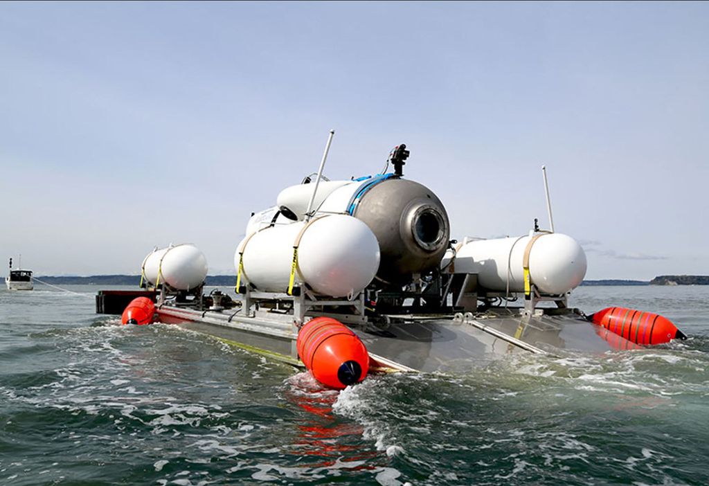 Foto tanpa tanggal yang dirilis OceanGate Expeditions ini menunjukkan kapal selam Titan dibawa menuju lokasi penyelaman di Everett, Washington. (Photo by Handout/OceanGate Expeditions/AFP) 
