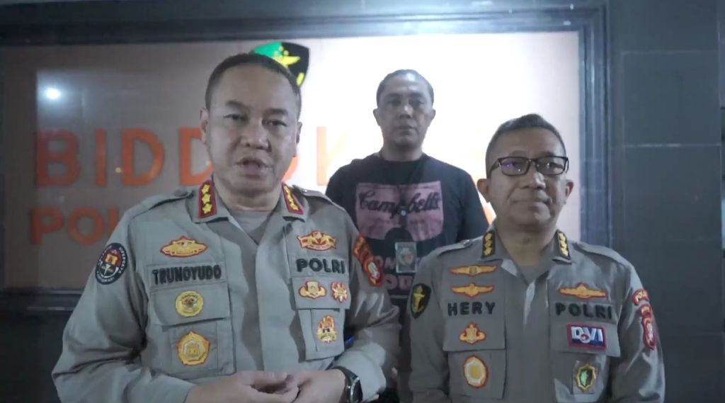 Head of Public Relations of Metro Jaya Regional Police, Commissioner General Trunoyudo Wisnu Andiko and Head of the Medical Division of Metro Jaya Regional Police, Commissioner General Hery Wijatmoko (left to right) explain the health mentoring agenda for victims of organ trafficking in Cambodia undergoing physical examinations at the Polda Metro Jaya Medical Center, Jakarta, on Monday (24/7/2023).