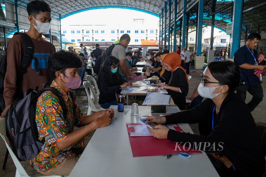 Sejumlah pencari kerja memberikan surat lamaran kepada panitia saat gelaran bursa kerja di Batam, Kepulauan Riau, Rabu (9/11/2022).