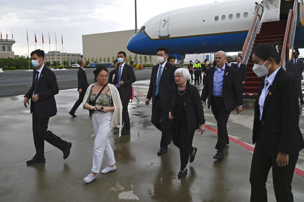 Menteri Keuangan Amerika Serikat Janet Yellen (ketiga dari kanan) tiba di Bandara Internasional Beijing, China, pada 6 Juli 2023.