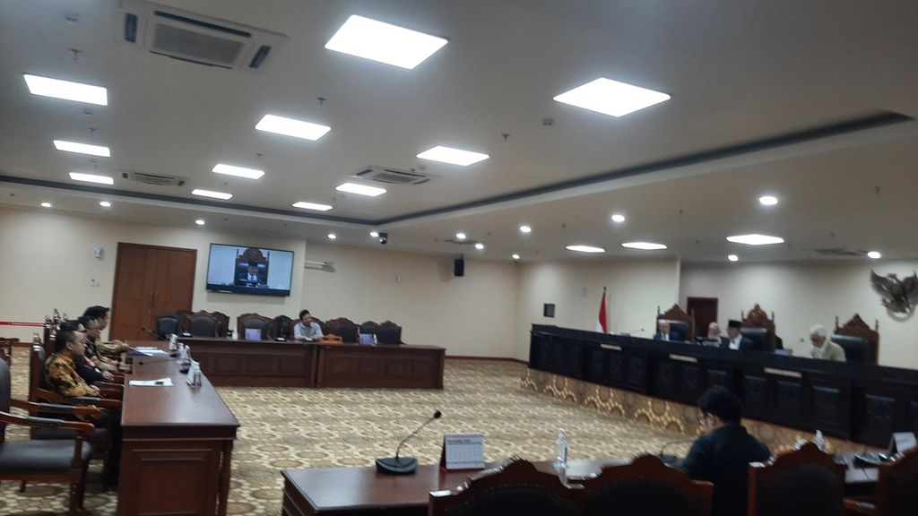 Pelapor dari Persatuan Advokat Demokrasi Indonesia dalam sidang pelaporan etik di Majelis Kehormatan Mahkamah Konstitusi di Gedung 2 Mahkamah Konstitusi, Jakarta, Jumat (3/11/2023).