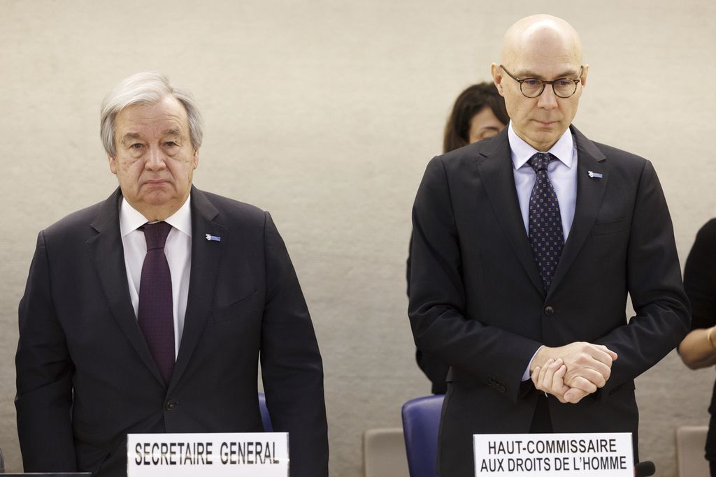 Sekretaris Jenderal PBB Antonio Guterres (kiri) dan Komisioner Tinggi PBB untuk HAM Volker Turk mengheningkan cipta untuk para korban gempa di Turki dan Suriah pada sidang Dewan HAM PBB di kantor pusat Eropa di Markas PBB di Geneva, Swiss, Senin (27/2/2023). 