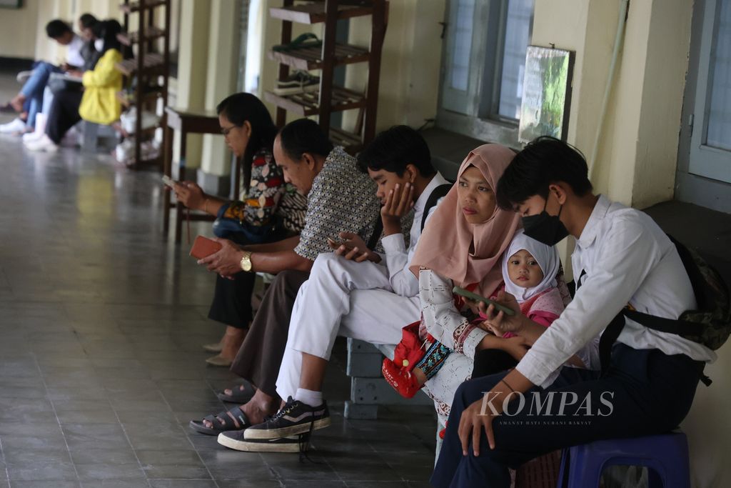 Orangtua calon murid baru mengantar anaknya yang akan berpindah program keahlian di SMK Negeri 3 Yogyakarta, Yogyakarta, Rabu (5/7/2023). 