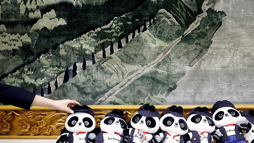 Deretan boneka panda  ditata rapi di arena Kongres Ke-19 Partai Komunis China di Gedung Balai Agung Rakyat, Beijing, China, pada hari kedua kongres, Kamis (19/10). 