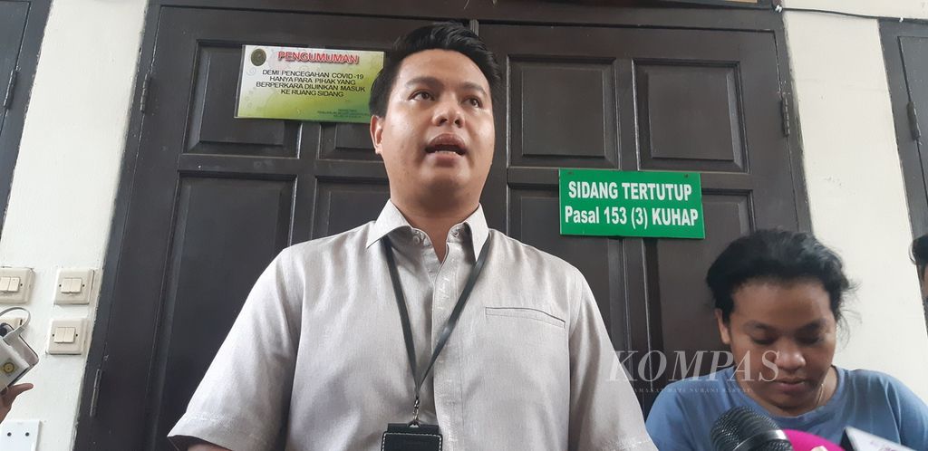 Mangatta Toding Allo, pengacara anak berkonflik dengan hukum, AG, berbicara di luar sidang tuntutan dalam perkara penganiayaan berat terhadap anak CDO, di Pengadilan Negeri Jakarta Selatan, Jakarta, Rabu (5/4/2023).