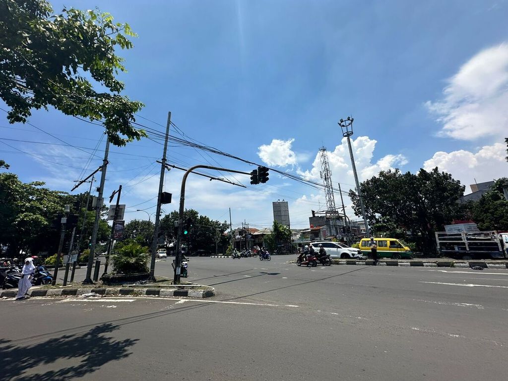 Petugas Dinas Komunikasi dan Informatika Kota Bandung telah menertibkan kabel di salah satu lokasi ruas jalan Kota Bandung, Jawa Barat, Senin (26/2/2024). Upaya ini untuk mencegah pengendara kendaraan bermotor mengalami kecelakaan karena terjerat kabel yang semrawut.