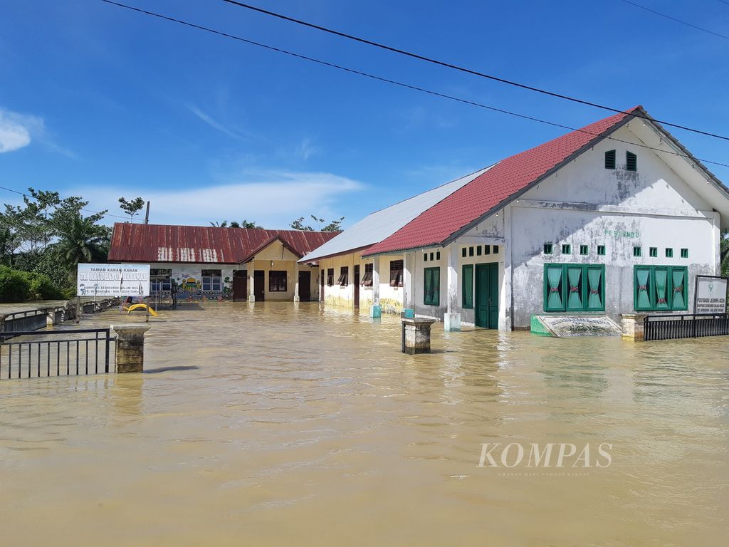 Sebuah sekolah di Kecamatan Bendahara, Kabupaten Aceh Tamiang, Provinsi Aceh, Senin (7/11/2022), masih tergenang banjir. Sebagian besar kawasan yang sebelumnya tergenang banjir telah surut. Namun, warga masih membutuhkan bantuan pangan, kebutuhan anak, dan perlengkapan sekolah.