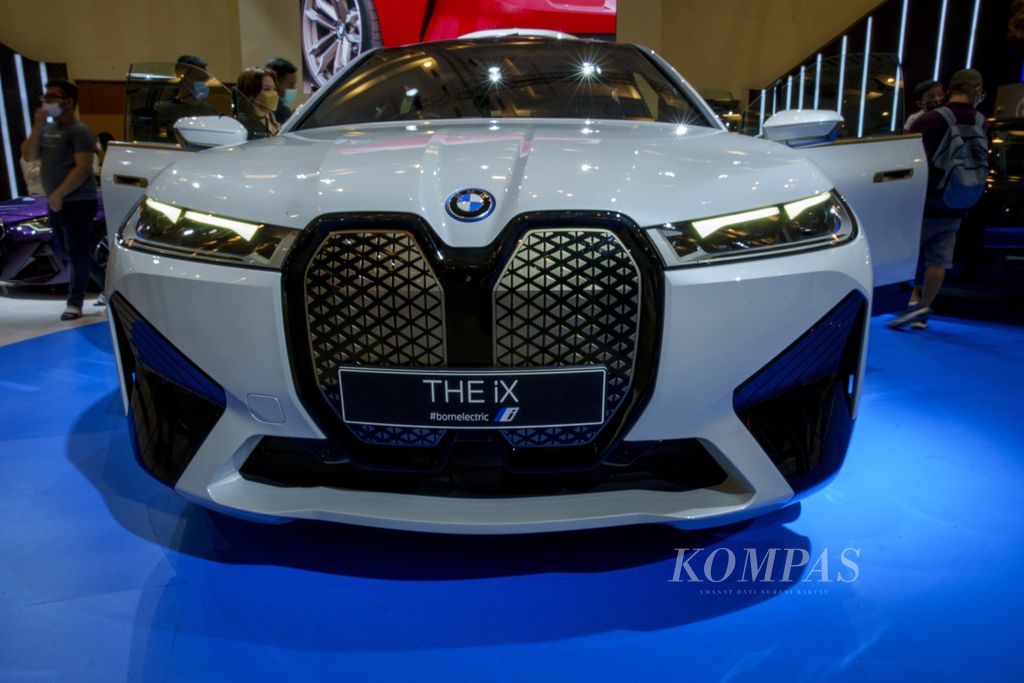 Bagian wajah mobil listrik premium BMW iX versi Indonesia yang dipajang di pameran otomotif GIIAS 2022 di Indonesia Convention Exhibition (ICE) BSD City, Tangerang, Banten.