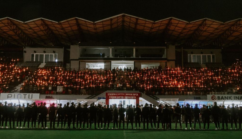 Dokumentasi Bali United menampilkan suasana dalam acara doa bersama dan<i> minute of silence</i> di Stadion Kapten I Wayan Dipta, Gianyar, Senin (3/10/2022). Doa bersama dan mengheningkan cipta digelar terkait peristiwa kerusuhan di Stadion Kanjuruhan, Malang, Jawa Timur, yang mengakibatkan jatuhnya korban jiwa.