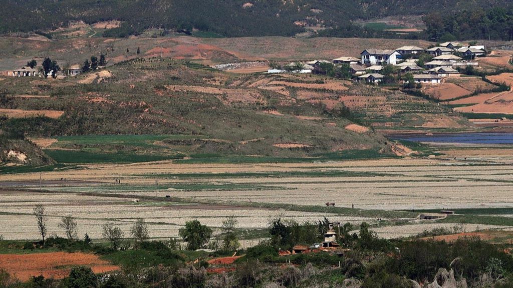 Kota Kaepoong di Korea Utara dilihat dari Paju, Korea Selatan, 6 Mei 2019. Korut  mengalami kekeringan terparah dalam hampir empat dekade seiring munculnya kekhawatiran terjadi krisis pangan di negara itu.