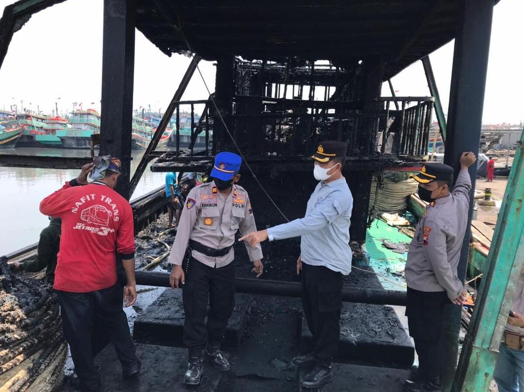 Sebuah kapal terbakar saat tengah bersandar di Pelabuhan Indonesia III Pesero (Pelindo),Kota Tegal, Jawa Tengah, Minggu (17/4/2022). Polisi masih memastikan penyebab kebakaran yang menelan kerugian mencapai Rp 1 miliar tersebut.