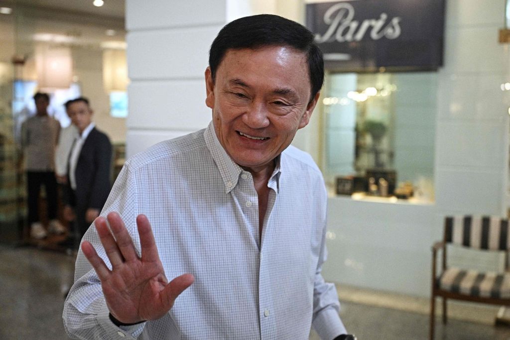 Mantan Perdana Menteri Thailand Thaksin Shinawatra melambaikan tangan saat keluar dari sebuah salon kecantikan di Bangkok, Thailand, pada 5 Juni 2024. 