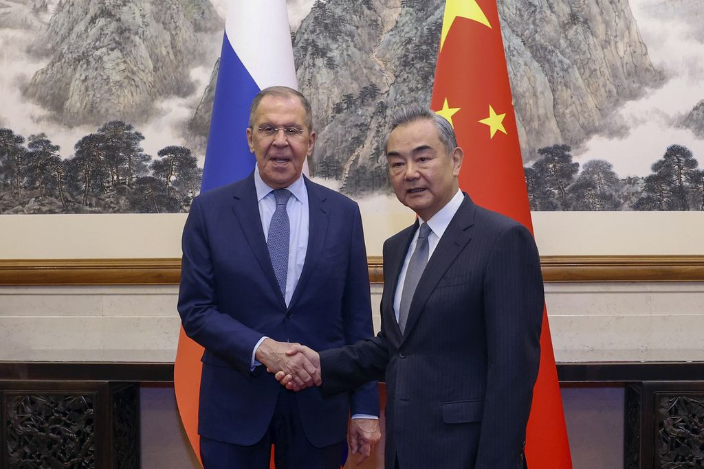 Foto yang dikeluarkan kantor berita Xinhua, 16 Oktober 2023, ini memperlihatkan Menteri Luar Negeri Rusia Sergey Lavrov menjabat tangan koleganya, Menlu China Wang Yi (kanan), di Wisma Tamu Negara Diaoyutai di Beijing, China.  