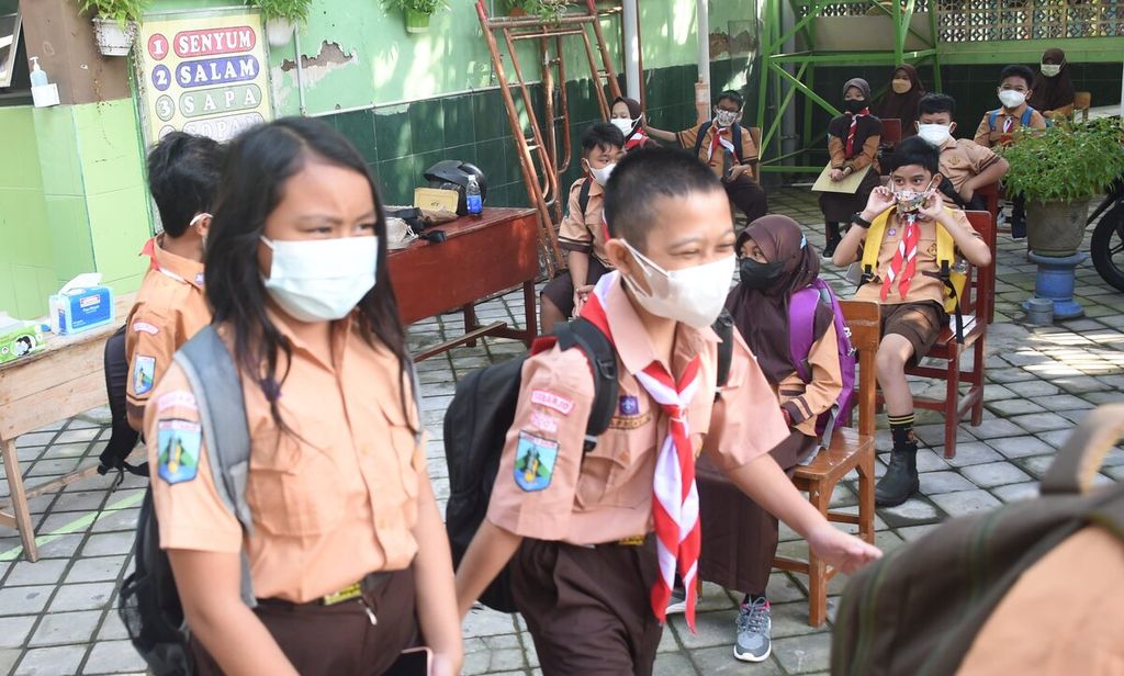 Siswa yang kebagian pada sesi pertama pulang sekolah saat uji coba sekolah tatap muka di SD Negeri Pucang IV, Sidoarjo, Jawa Timur, Jumat (27/8/2021). 