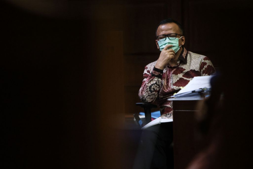 Bekas Menteri Kelautan dan Perikanan, Edhy Prabowo (kiri) mendengarkan keterangan saksi dalam persidangan lanjutan perkara dugaan suap izin ekspor benih lobster atau benur di Kementerian Kelautan dan Perikanan di Pengadilan Tindak Pidana Korupsi, Jakarta, Rabu (28/4/2021). 