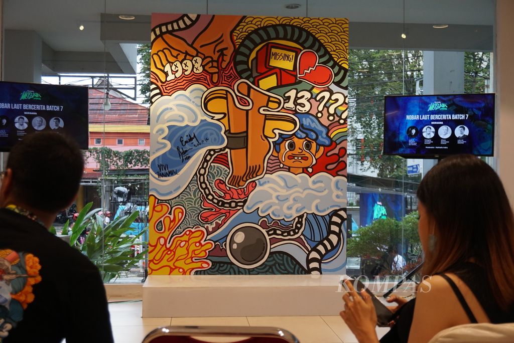 Mural karya Vivi Tanamal (21) yang mengisahkan isi novel <i>Laut Bercerita</i> oleh Leila S Chudori, dipajang, Sabtu (22/10/2022), di Toko Buku Gramedia, Manado, Sulawesi Utara.
