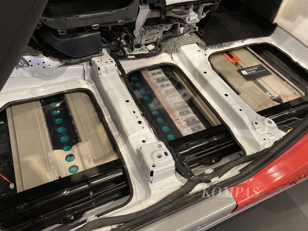 Baterai litium ion dipasang di bagian bawah lantai Lexus RZ 450e dan menjadi bagian dari struktur kendaraan sehingga membuat mobil lebih <i>rigid</i> dengan titik pusat gravitasi yang rendah. 