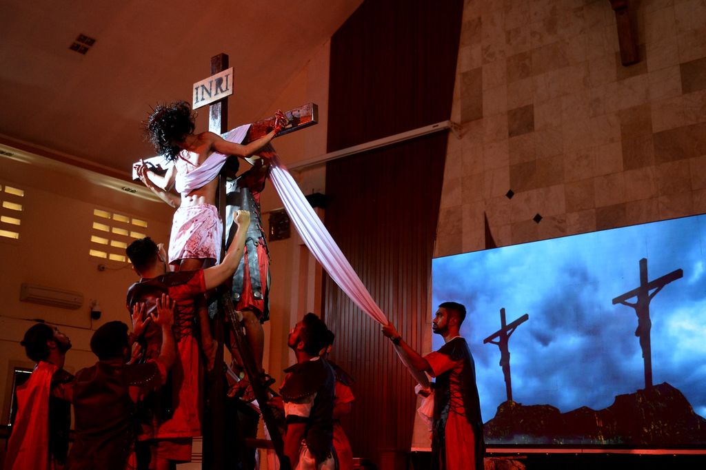 The Catholic community holds a tableau procession of the Passion of Jesus Christ during the celebration of Good Friday at the Catholic Church of Saint Peter, Denpasar, Bali on Friday (15/4/2022). The tableau procession depicts the suffering experienced by Jesus until his death on the cross.