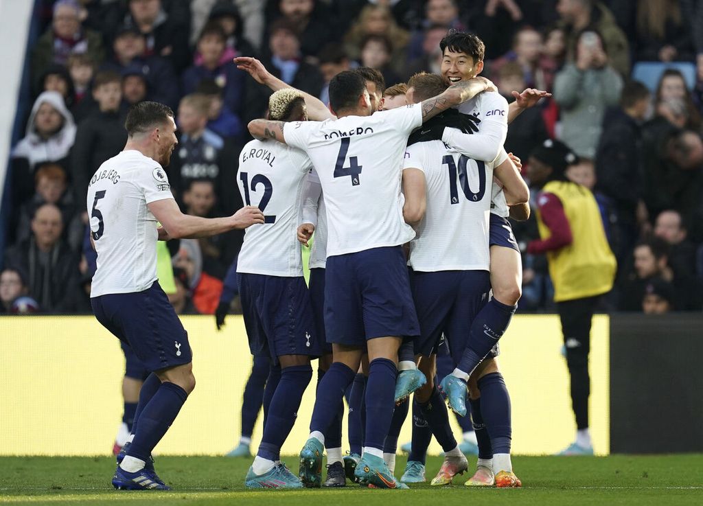 Penyerang Tottenham Hotspur, Son Heung-min, dan rekan-rekannya merayakan keberhasilan timnya mencetak gol ke gawang tuan rumah Aston Villa pada Liga Inggris di Stadion Villa Park, Birmingham, Sabtu (9/4/2022) tengah malam WIB. Spurs menang telak, 4-0, pada laga itu.