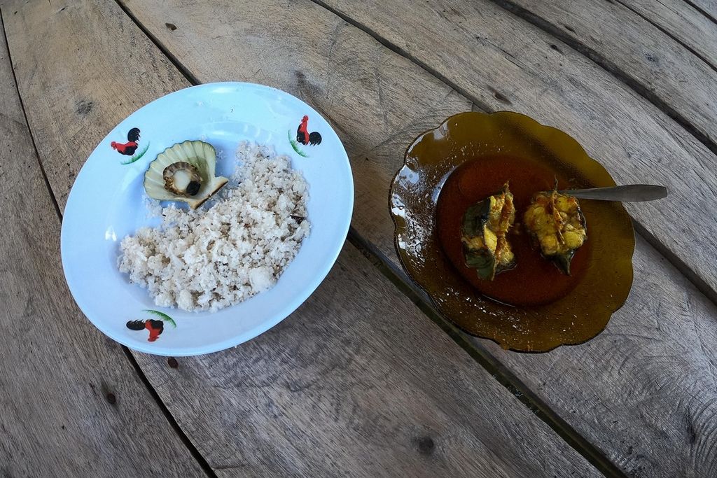 One of the menus for the people of the Sea Tribe consisting of sago, shellfish, and fish, Saturday (16/7/2022).
