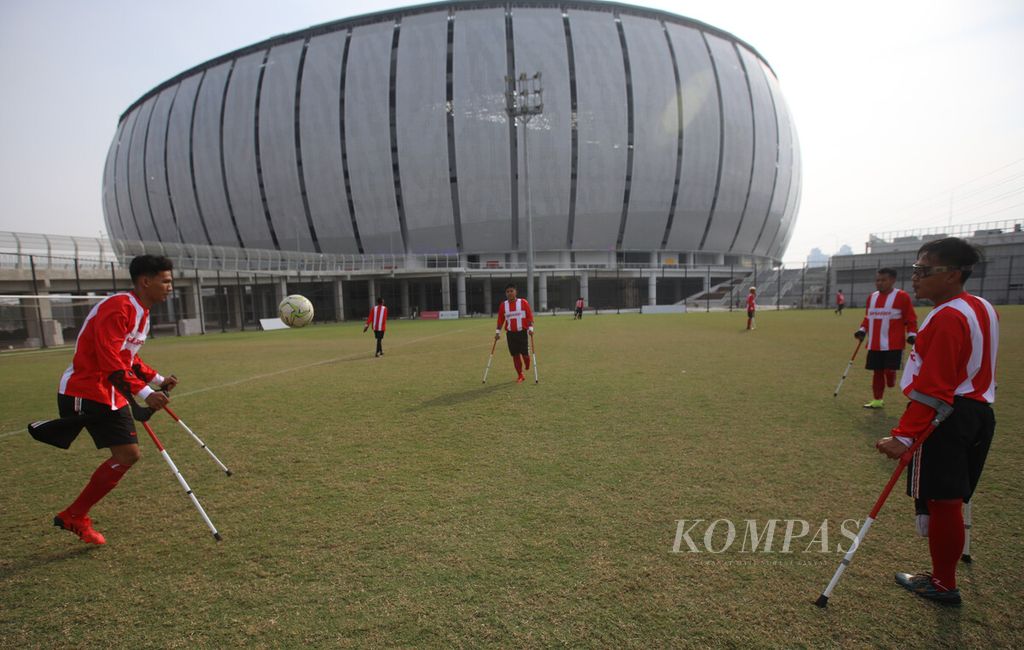 Anggota timnas Perkumpulan Sepakbola Amputasi Indonesia (PSAI) saat latihan sebelum berlatih tanding melawan  tim Garuda Keadilan FC di lapangan latih kompleks Jakarta Internasional Stadium, Rabu (30/3/2022). 