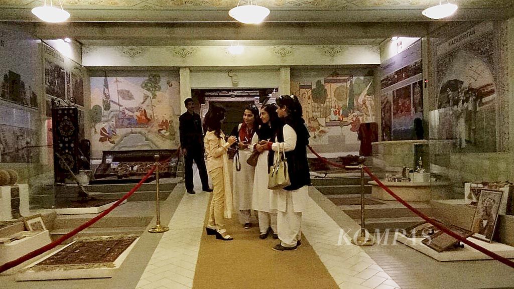 Beberapa pengunjung  belajar peradaban masa lampau di Museum Heritage Lok Virsa, Islamabad, Pakistan, Selasa (7/11).