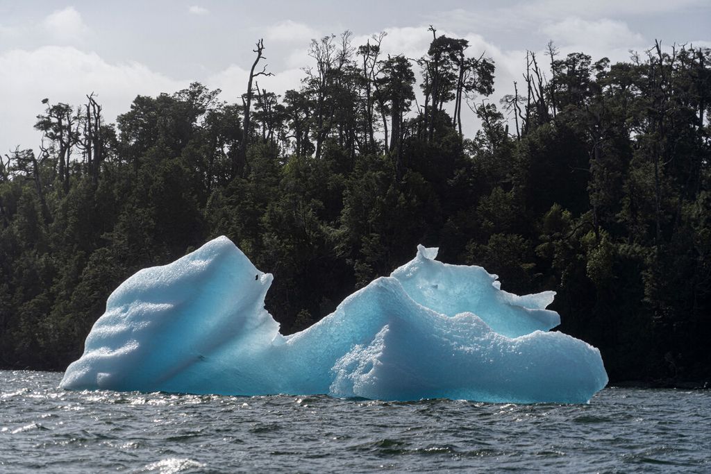 Bagian gunung es dari Gletser San Rafael mengapung di Danau San Rafael di wilayah Aysen, Chile selatan, Minggu (13/2/2022). 