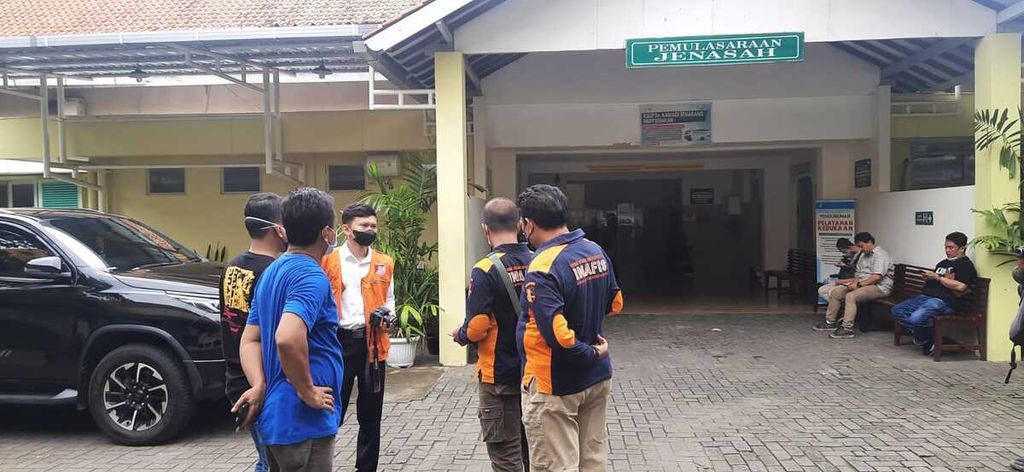 Polisi berada di RSUP dr Kariadi, Semarang, Jawa Tengah, untuk melakukan otopsi dan mengumpulkan bukti-bukti pembunuhan, Rabu (16/3/2022). 