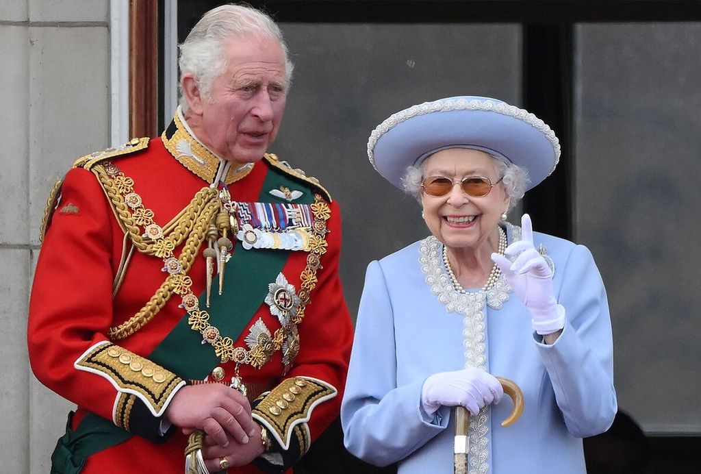 Pada foto yang diambil pada 2 Juni 2022 ini tampak Ratu Elizabeth II berdiri berdampingan dengan Putera Mahkota, Pangeran Charles. Mereka tengah menyaksikan pertunjukkan udara dari Angkatan Udara Kerajaan Inggris dari balkon Istana Buckingham, London.