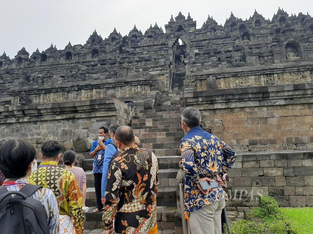 Seorang pemandu wisata memberikan penjelasan kepada anggota rombongan G20 yang naik ke bangunan Candi Borobudur, Jumat (25/3/2022).