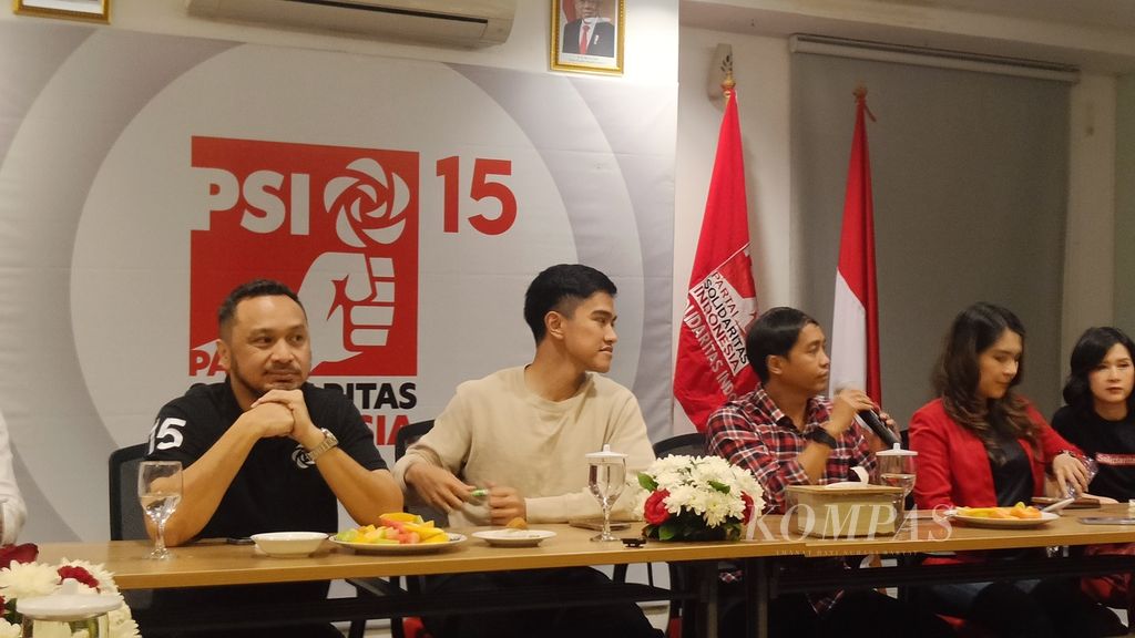 Ketua Umum Partai Solidaritas Indonesia (PSI) Kaesang Pangarep (kedua dari kiri) bersama anggota Dewan Pembina PSI, Giring Ganesha dan Isyana Bagoes Oka; Sekretaris Jenderal PSI Raja Juli Antoni; serta Wakil Ketua Dewan Pembina PSI Grace Natalie di Jakarta, Selasa (26/9/2023).
