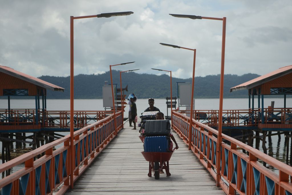  Warga memindahkan koper bawaan wisatawan pengunjung Pulau Arborek, Distrik Meosmansar, Raja Ampat, Papua Barat, Jumat (28/5/2021). Arborek merupakan salah satu destinasi wisata utama di wilayah Raja Ampat. Keindahan pulau, kondisi alam yang masih asri, serta keragaman biota laut Pulau Arborek menjadi daya tarik tersendiri bagi para wisatawan.