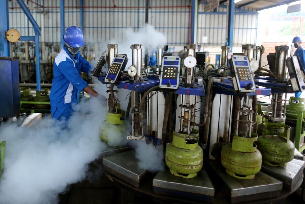 Proses pengisian ulang elpiji 3 kilogram bersubsidi di Stasiun Pengisian Bulk Elpiji (SPBE) PT Sadikun Gas, Kembangan, Jakarta, Kamis (2/7/2020). 