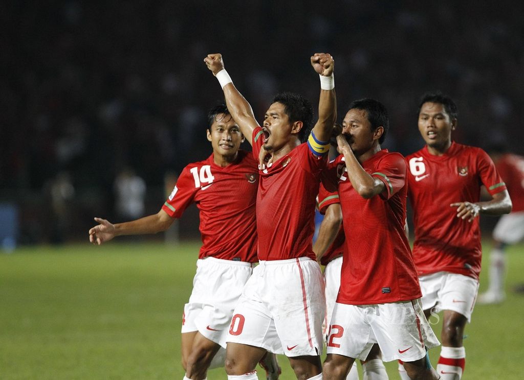 Penyerang timnas Indonesia, Bambang Pamungkas (kedua dari kiri) merayakan gol dari titik penalti ke gawang Thailand yang dijaga kiper Sinthaweechai Hathairattanakool dalam Piala Suzuki AFF 2010 di Stadion Utama Gelora Bung Karno, Selasa (7/12/2010). Indonesia menang 2-1.