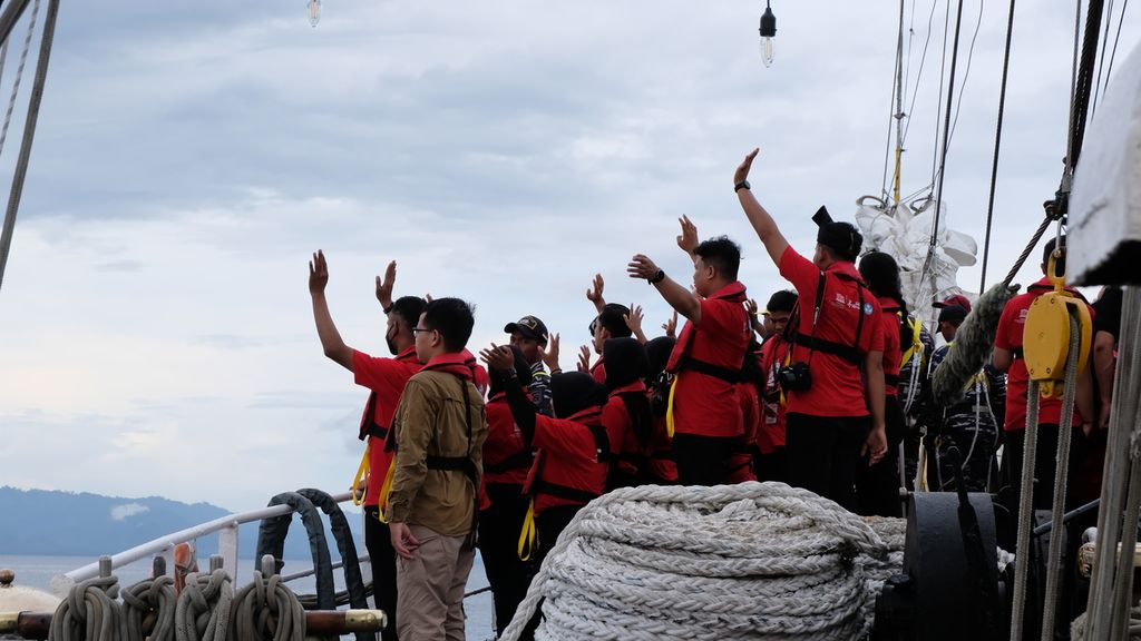 Sebagian Laskar Rempah melambaikan tangan dari haluan Kapal RI (KRI) Dewaruci saat berlayar dari Ternate ke Tidore, Maluku Utara, Rabu (15/6/2022). Mereka berlayar dalam rangka Muhibah Budaya Jalur Rempah.