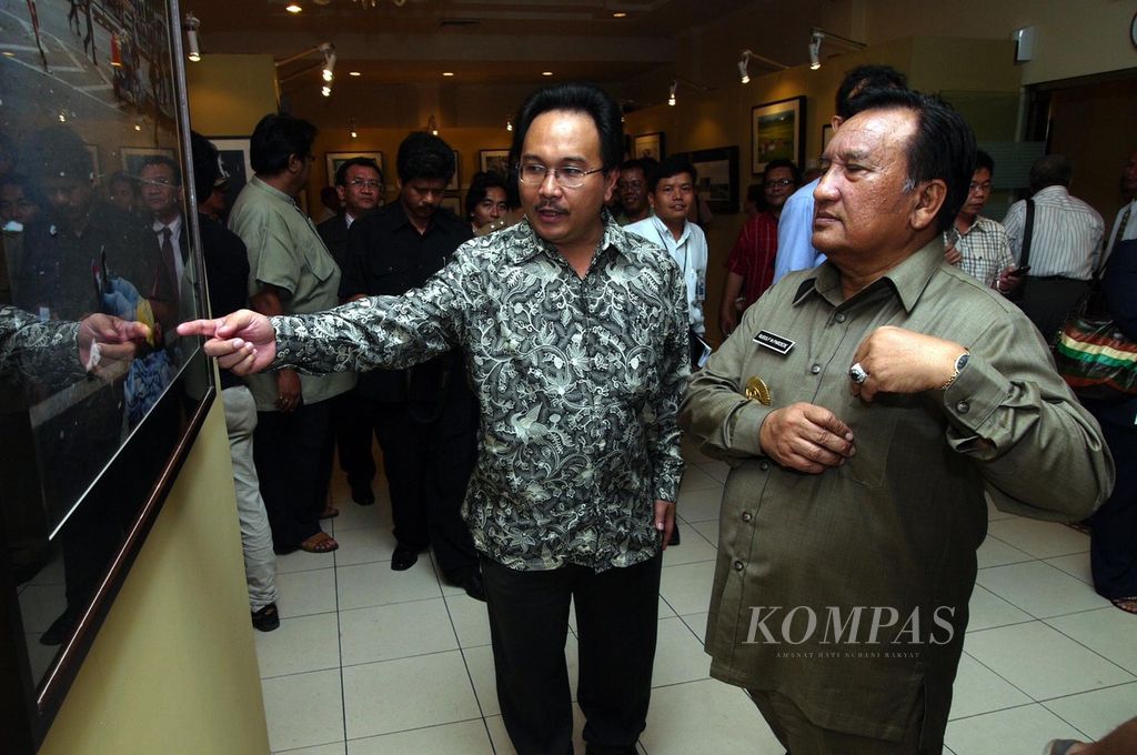 Gubernur Sumatera Utara Rudolf Pardede (kanan) menerima penjelasan dari Wakil Redaktur Pelaksana Harian <i>Kompas </i>Budiman Tanuredjo tentang sebuah foto Peristiwa Mei 1998, Senin (3/12/2007). 