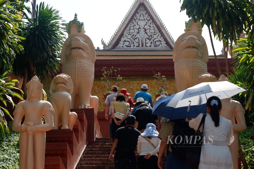 Para wisatawan menaiki anak tangga untuk melihat-lihat obyek wisata Wat Phnom yang berlokasi di Phnom Penh, Kamboja, Selasa (2/5/2023). Wat Phnom adalah kuil Buddha yang terletak di atas satu-satunya bukit di Phnom Penh. Legenda pendirian kuil ini tidak bisa dilepaskan dari asal-usul nama kota Phnom Penh.